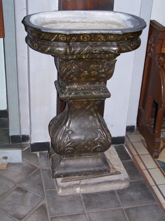 Weihwasserbecken in schlechtem Zustand